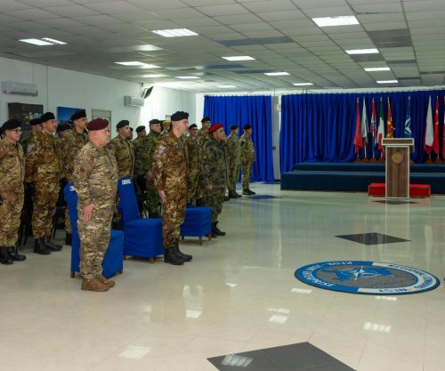 Kolonel Mangia nderon kontingjentin shumëkombësh me Medaljen e NATO-s në Pejë