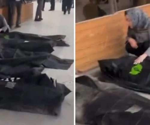 Protestat e përgjakshme në Iran, nëna qan mbi trupin e djalit të vrarë