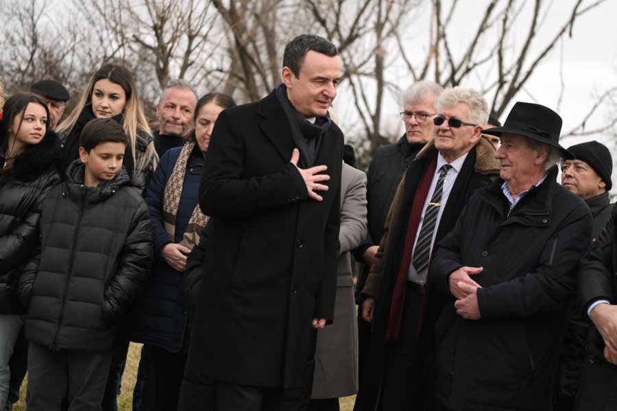 Kurti bën homazhe në Dubovik në 45 vjetorin e vrasjes së Jusuf e Bardhosh Gërvallës dhe Kadri Zekës