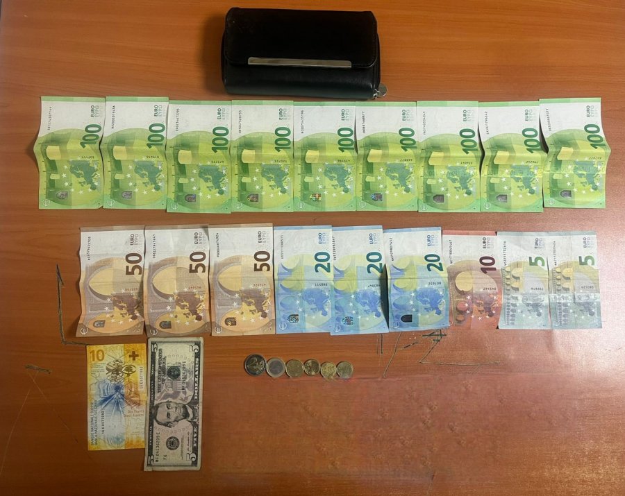 Qytetari nga Ferizaj gjen portofol me para dhe dokumente  i dorëzon në Polici
