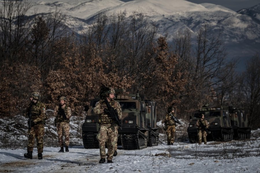 Ushtarët italianë të KFOR-it zhvillojnë stërvitje në Kosovën perëndimore