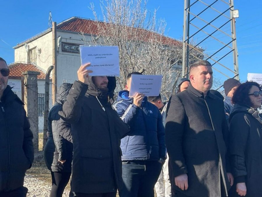 “Rryma nuk është luks”, banorët e fshatit Koliq protestojnë dhe kërkojnë intervenime nga KEDS-i
