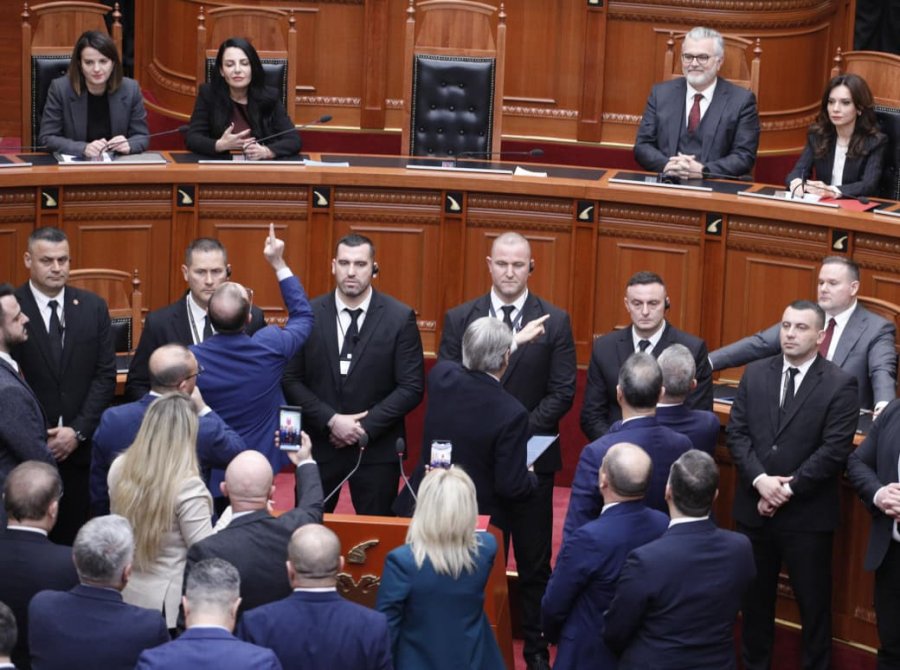 Tensione në Kuvendin e Shqipërisë  Opozita bllokon foltoren  mazhoranca miraton projektligjet