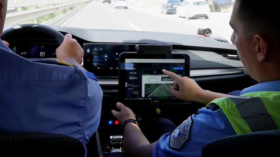 Mbi 700 raste të thyerjes së rregullave rrugore u evidentuan nga veturat inteligjente në Prishtinë