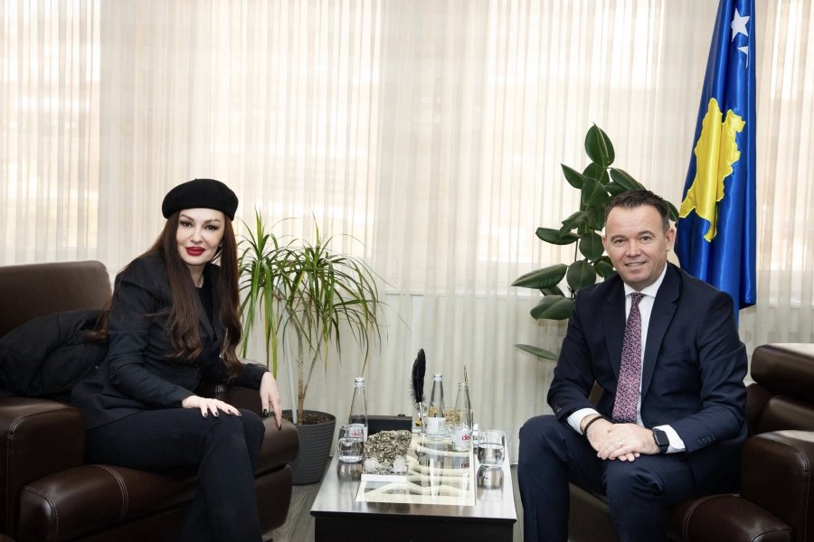 Faton Peci pret në takim Adelina Ismailin: Me kontributin e saj unik, ajo është bërë pjesë e historisë së Kosovës