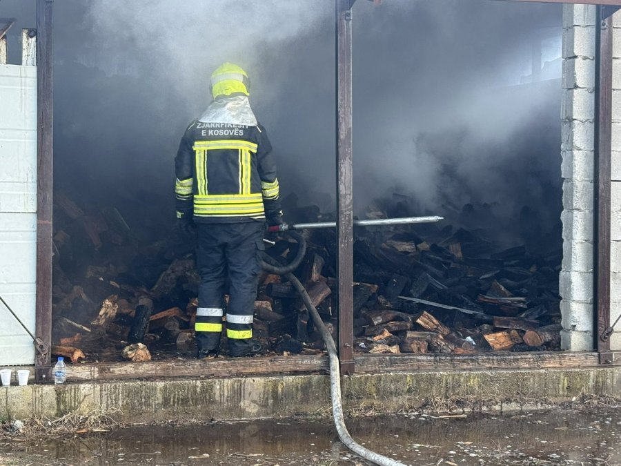 Përfshihen nga zjarri drutë brenda hapësirës së shkollës “Sylejman Vokshi” në Deçan