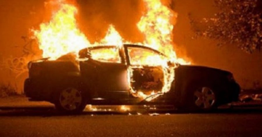 Kaplohet nga zjarri vetura e një zyrtari policor në Pejë