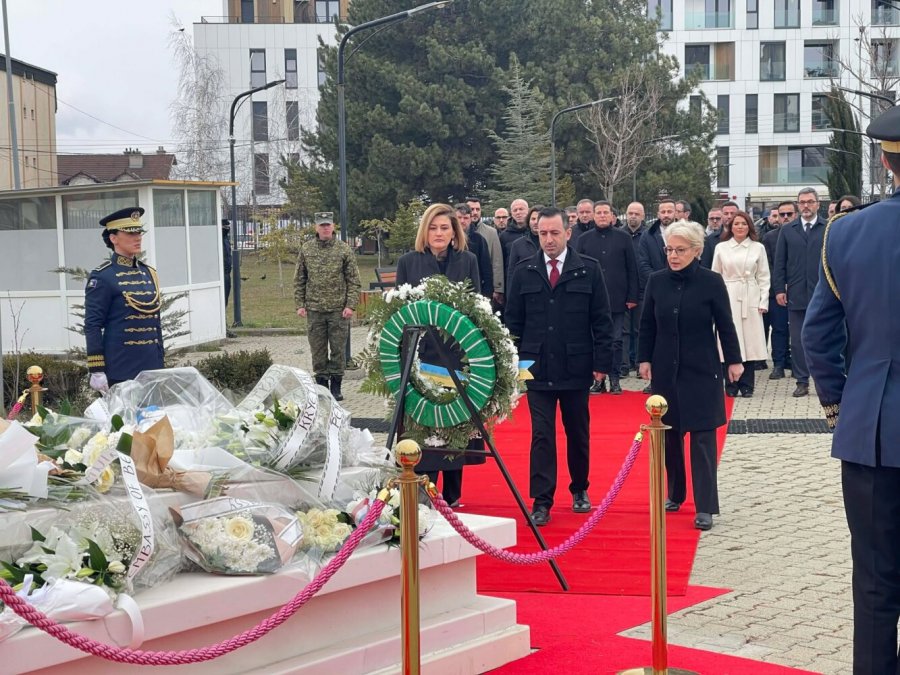 Basha me deputetët e LVV-së bëjnë homazhe te varri i Ibrahim Rugovës