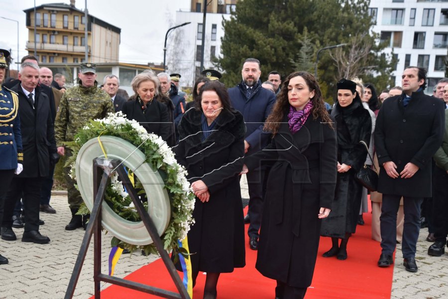 Osmani me familjen e Rugovës bëjnë homazhe te varri i tij në 20-vjetorin e vdekjes