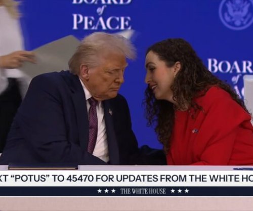 Osmani përshëndetet ngrohtë me Trumpin, derisa nënshkruan anëtarësimin në Bordin e Paqes