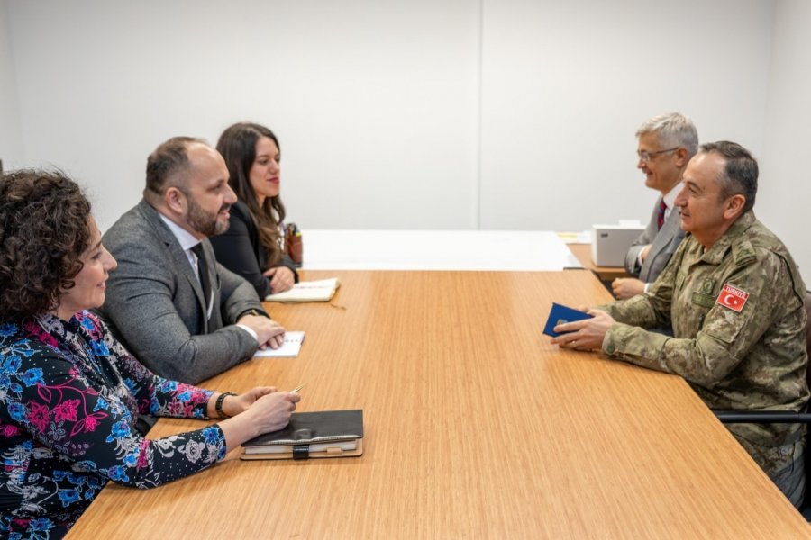 Ulutash takohet me Radojeviqin  flasin për sigurinë