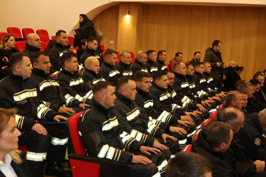 Diplomohen 21 zjarrfikës të rinj  Sveçla Po forcojmë kapacitetet e sigurisë