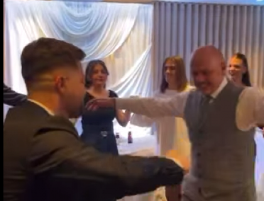 Festë e valle në familjen emblematike Jashari  vallëzimi i Murat Jasharit në fejesën e nipit të tij