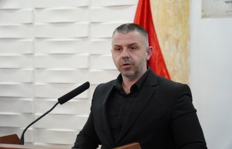 Vendosja e flamurit shqiptar në institucionin e Luginës së Preshevës  Enkel Rexhepi merr ftesë nga Gjykata