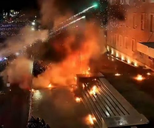 Tension në protestën e opozitës në Shqipëri, arrestohen 20 protestues