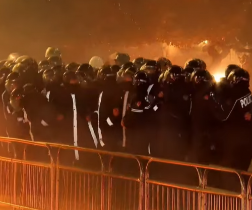 Tensione në protestën e opozitës, 11 policë të lënduar