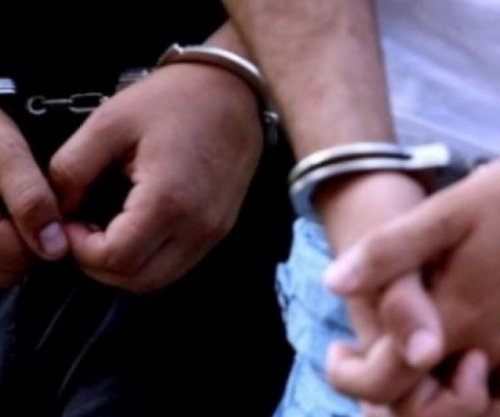 Arrestohen për armëmbajtje dy të rinj në afërsi të një shkolle në Klinë [foto]