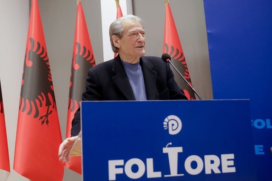 Berisha pak para protestës thirrje të rinjve  Ngrihuni në lartësinë e misionit  shansi për të rikthyer shpresën të shqiptarët