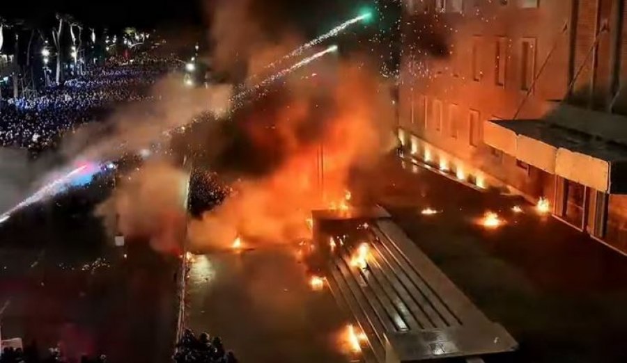 Tension në protestën e opozitës në Shqipëri  arrestohen 20 protestues