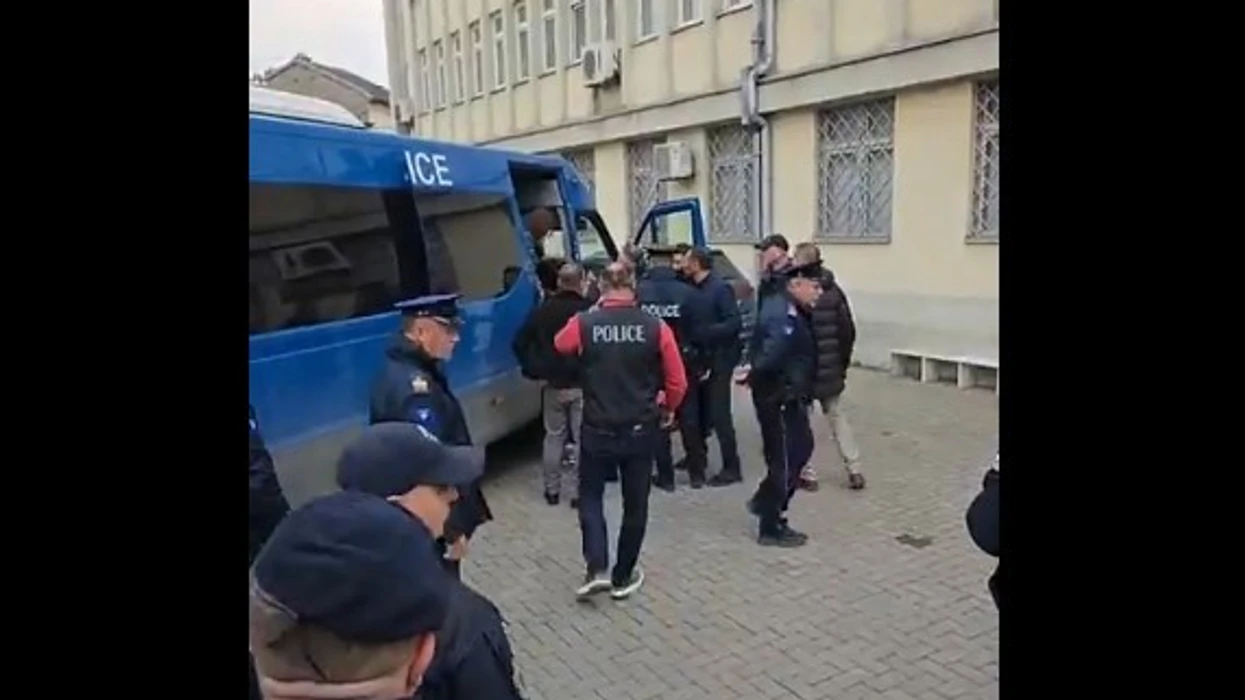 Të arrestuarit që dyshohen për manipulim me vota mbërrijnë në Gjykatë  pamje nga Prizreni  video 