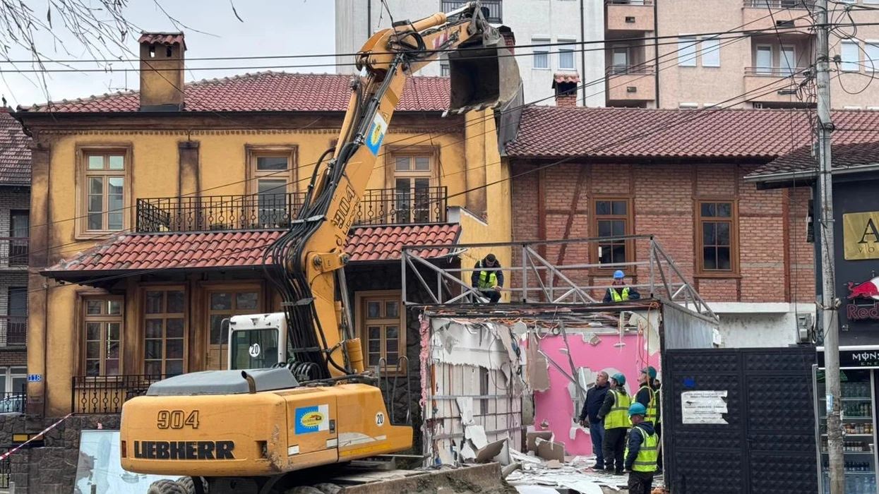 Komuna e Mitrovicës vazhdon lirimin e hapësirave publike të uzurpuara