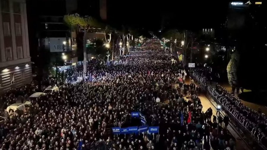 Proteston PD    blindohet  Kryeministria në Tiranë
