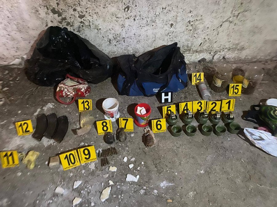 Policia gjen municion dhe granata dore në një shtëpi të braktisur në Zveçan