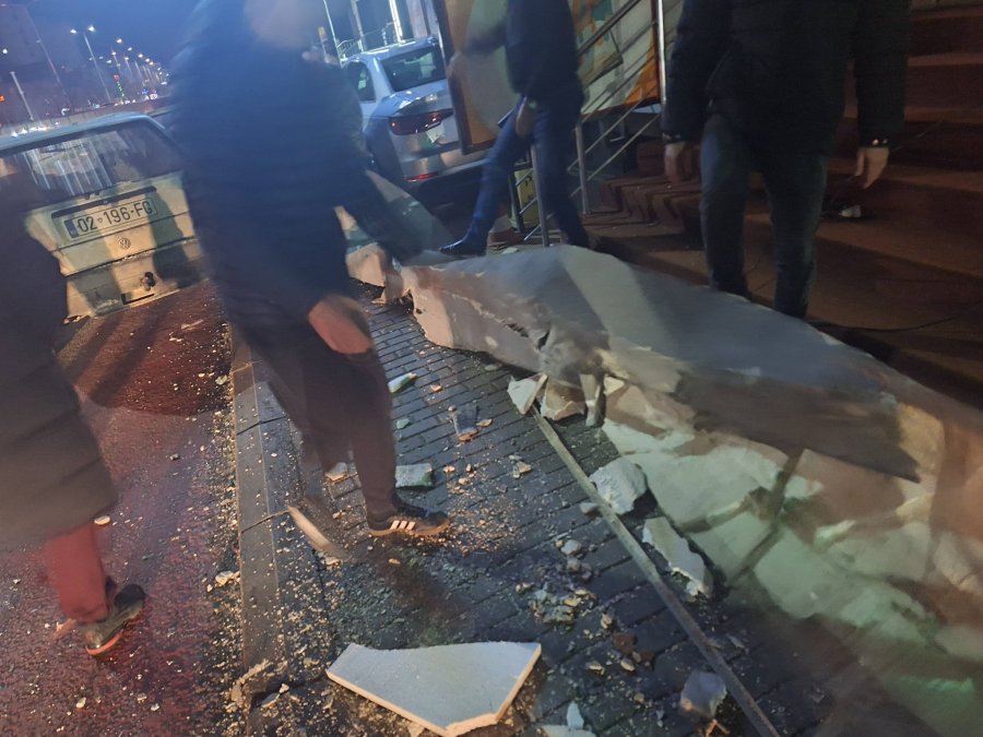 Një person i lënduar nga rënia e fasadës së një objekti në Fushë Kosovë