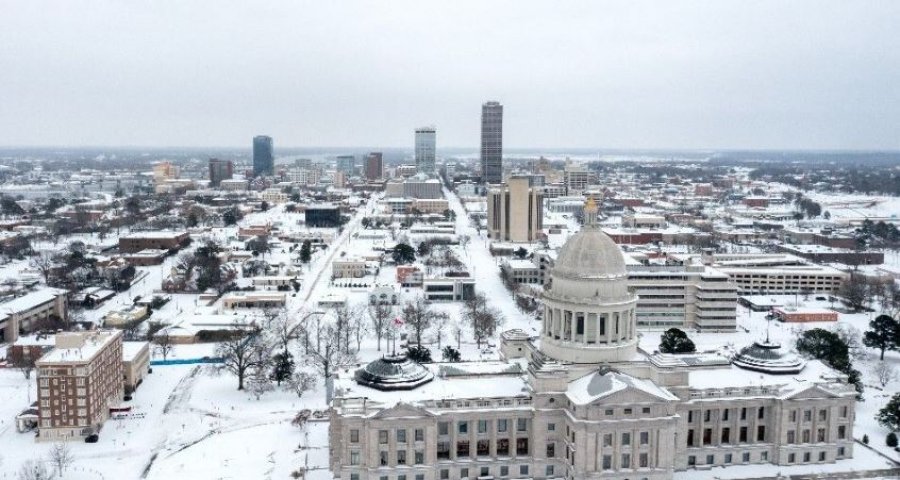 Stuhia në SHBA lë 850 000 klinetë pa energji elektrike  anulohen 10 000 fluturime
