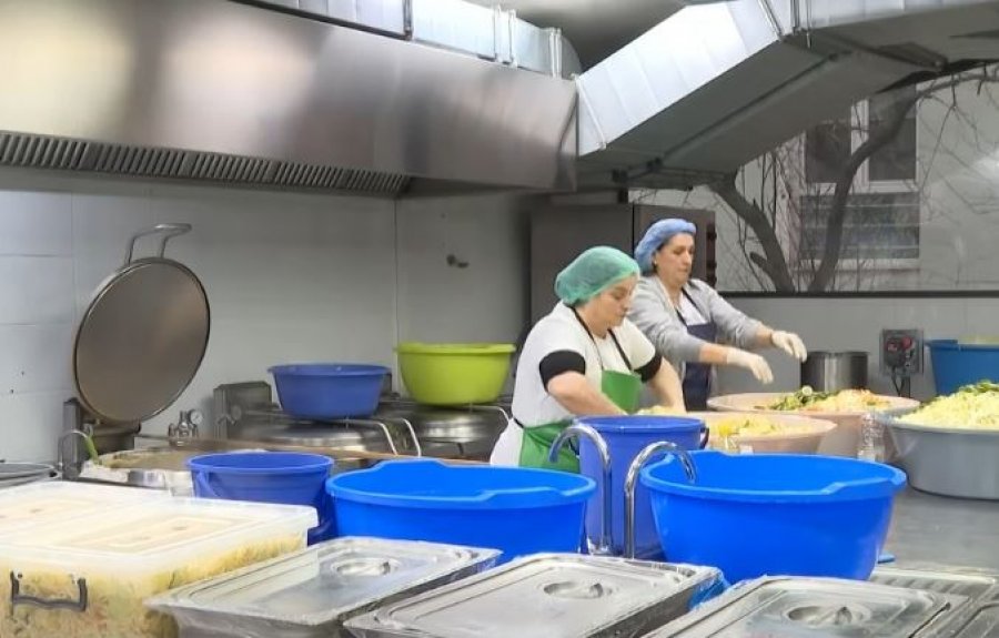 Punëtorët e  Kuzhinës Qendrore  me orar të ri  katër ditë pune në javë