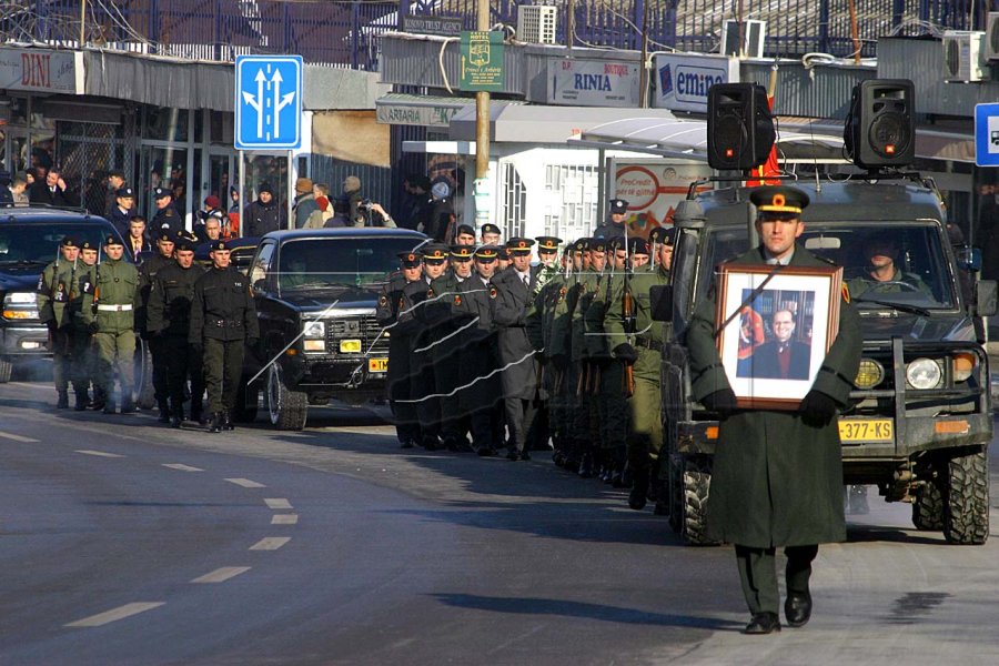 Rrëfimi i ushtarit që mbante fotografinë e Rugovës në varrimin e tij, si e kujton atë ditë?