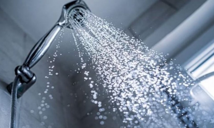 Mëngjes apo mbrëmje  Kur është më mirë të bëni dush 