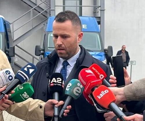 Flet avokati i njërit nga komisionerët që po intervistohet pas arrestimit në Malishevë