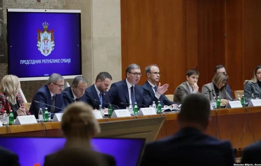 Qortimi i ministrave paralajmëron “rikthimin e mundshëm” të Vuçiqit si kryeministër