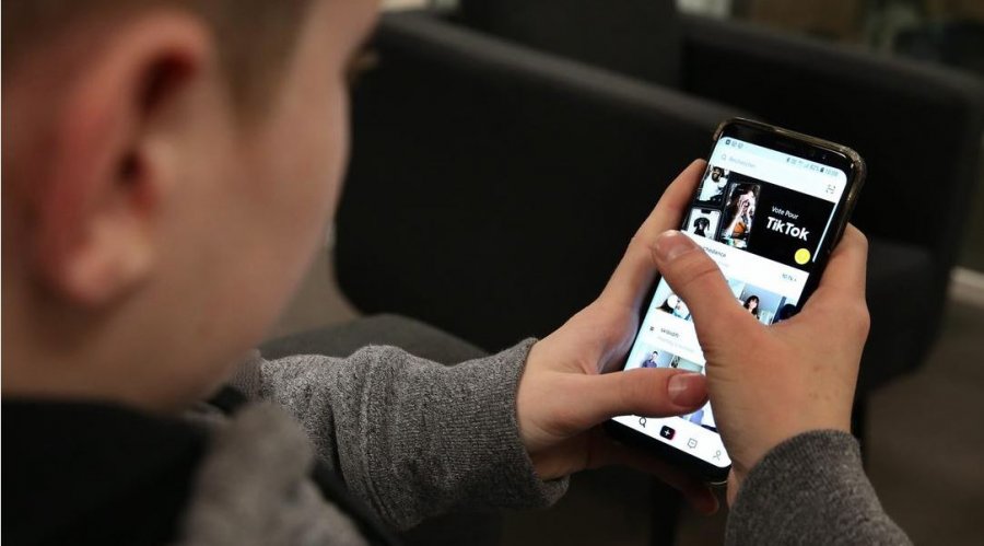 A duhet Kosova të ndalojë përdorimin e mediave sociale nga fëmijët nën 16 vjeç?