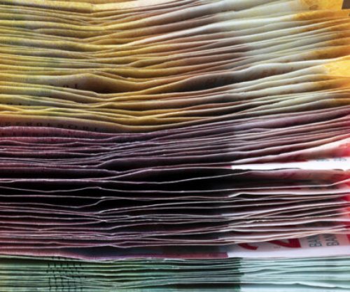 Franga zvicerane arrin nivele të reja rekord kundrejt euros dhe dollarit amerikan