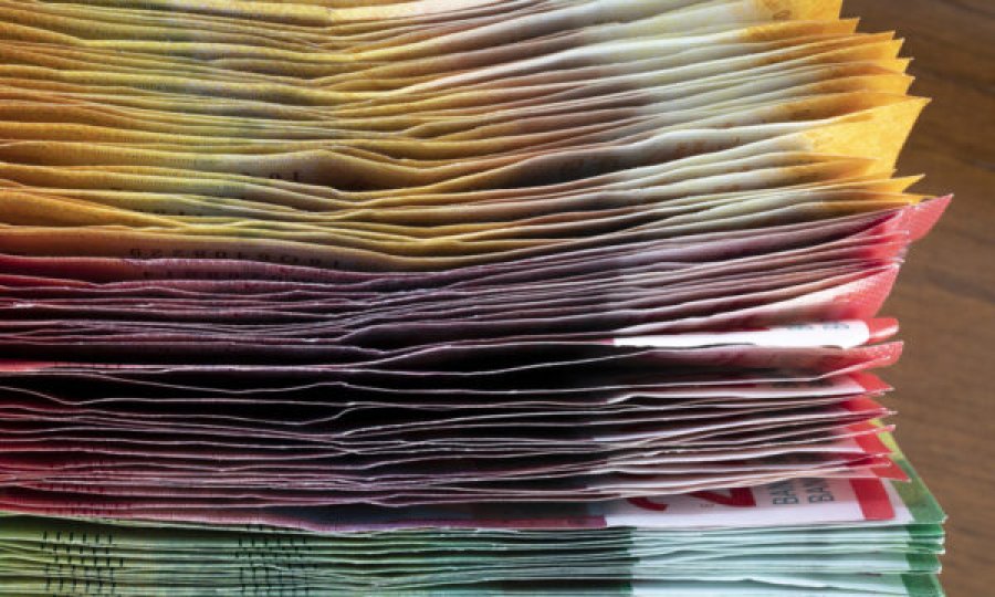 Franga zvicerane arrin nivele të reja rekord kundrejt euros dhe dollarit amerikan