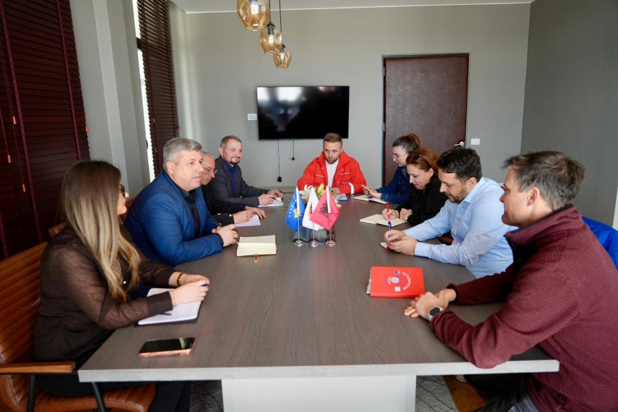 Shala takohet me përfaqësues të Kryqit të Kuq të Kosovës, flasin për situatën pas vërshimeve në Drenas