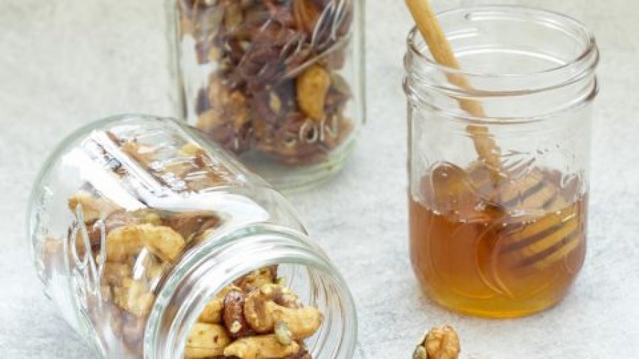 Ja pse është mirë të hani arra me mjaltë