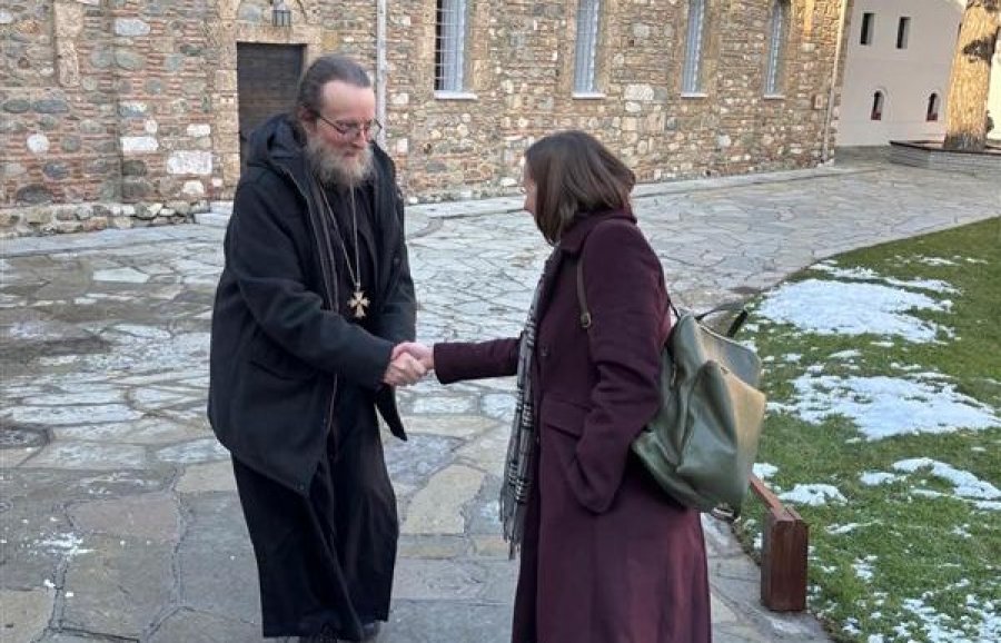 Zyrtarja amerikane viziton Manastirin e Deçanit  rikonfirmon mbështetjen e SHBA së për liritë fetare dhe bashkëjetesën paqësore