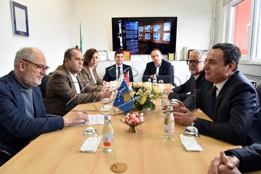 Kurti pas vizitës në Odën e Mjekëve  Ka rënie të theksuar të ikjes së mjekëve nga Kosova