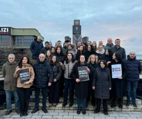 Familjarët e heronjve Zahir Pajaziti, Hakif Zejnullahu e Edmond Hoxha në mbështetje të marshit “Drejtësi, jo politikë” me 17 shkurt