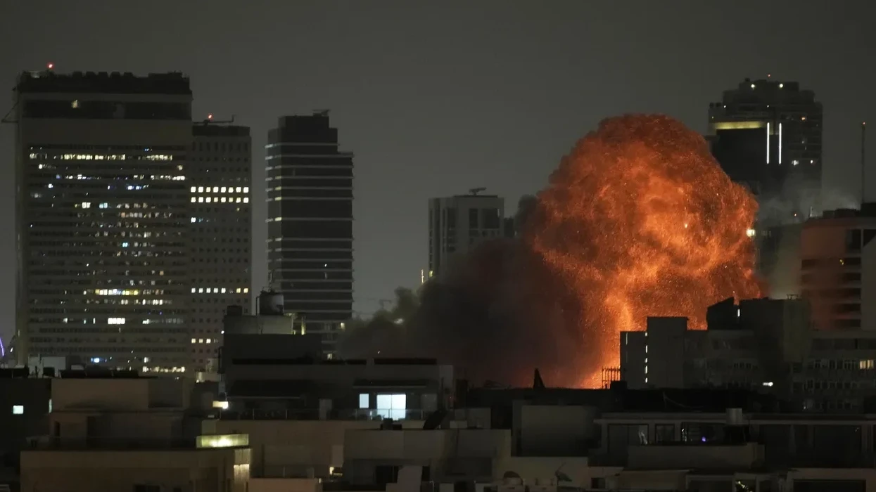 Shpërthime të fuqishme trondisin Iranin