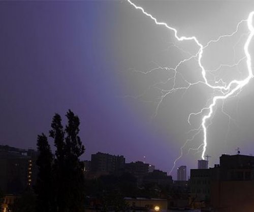 Vetëtima shkakton zjarr në një arë të Novobërdës