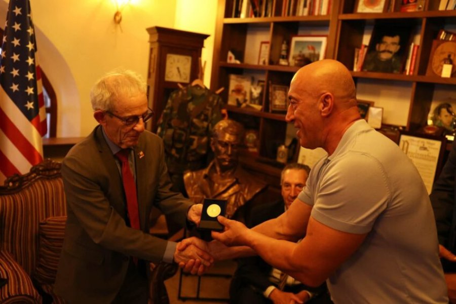 Haradinaj ndan medalje për Daniel Serwer dhe Mario Marquez  Angazhimi i tyre për Kosovën është me vlerë