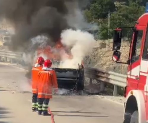 Digjen dy automjete, njëra në Korçë e tjetra në Vlorë