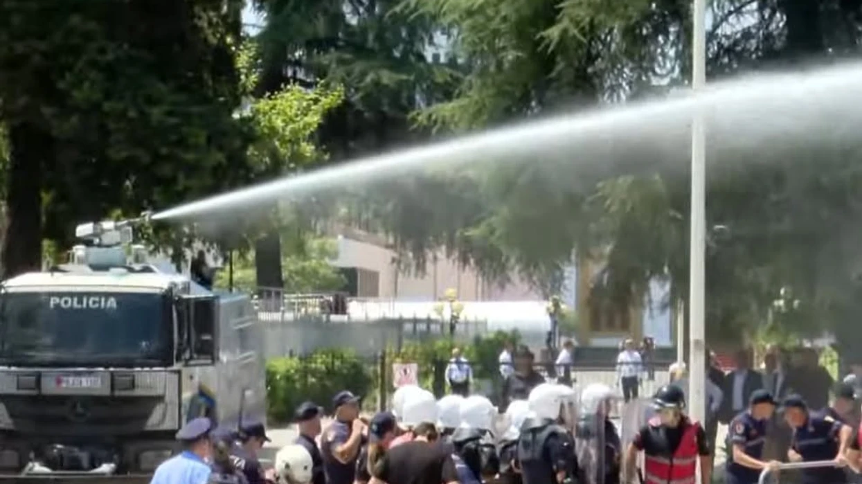 Përshkallëzohet situata, Policia shpërndan protestuesit me ujë dhe gaz lotsjellës në Tiranë – disa të arrestuar