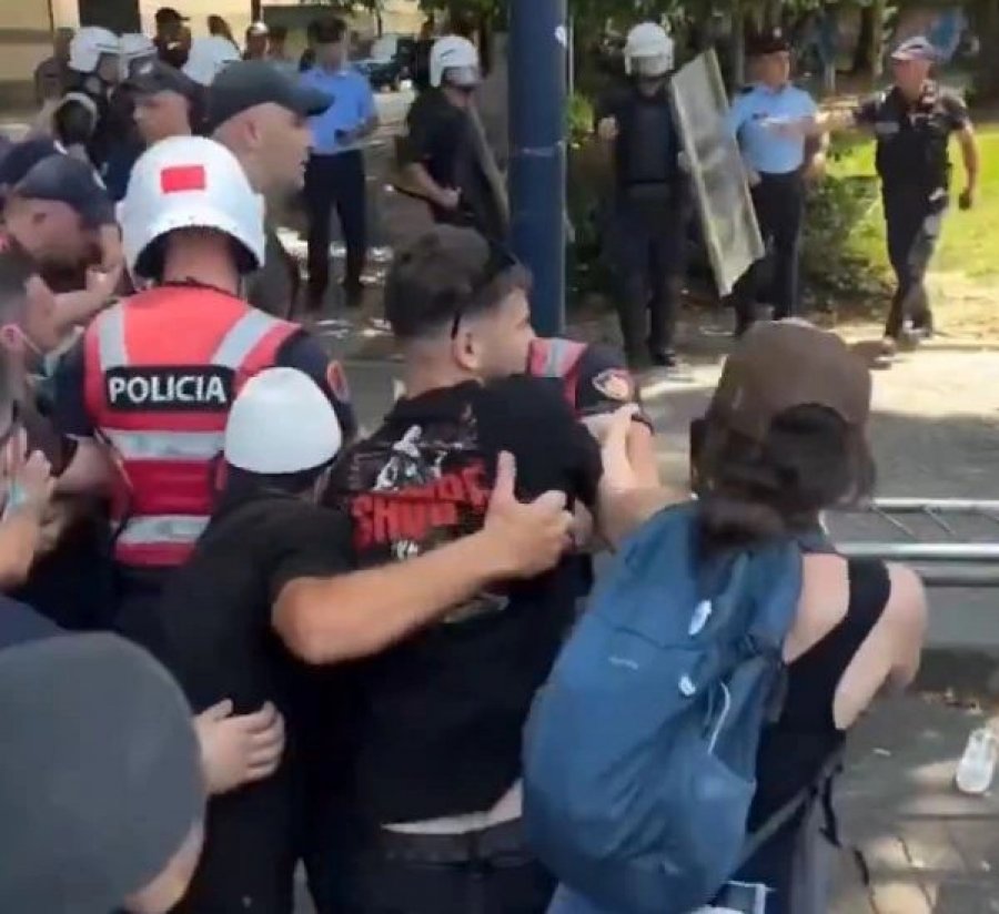 Protestuesit gjuajnë me gurë policët në Shqipëri, nëntë të plagosur e 20 të arrestuar