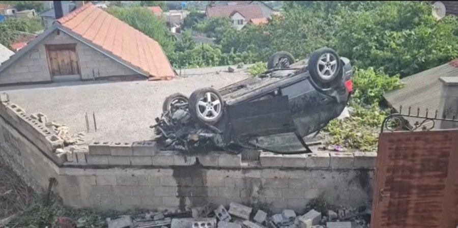 vetura-fluturon-mbi-nje-shtepi-ne-bicaj-te-kukesit-tre-te-lenduar-video