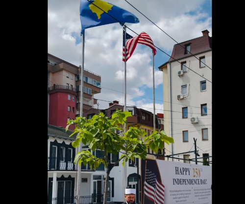 Imami ngre flamurin amerikan në xhaminë në Prishtinë